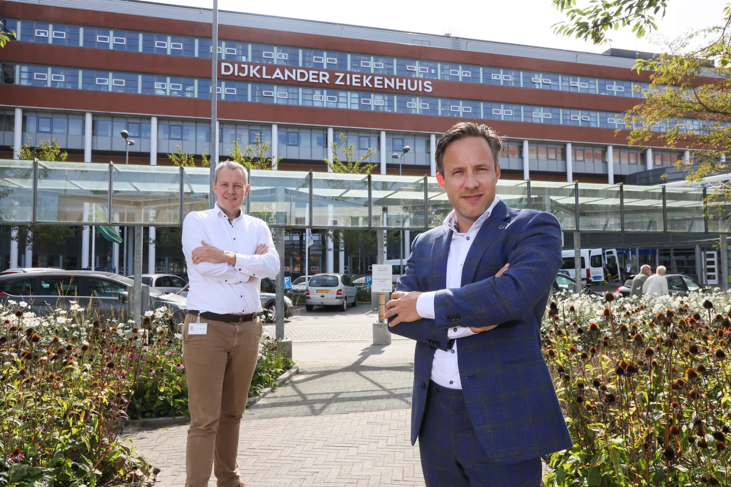 Op de foto, links, Martijn van den Berg, Afdelingshoofd Logistiek & Facilitair Functioneel Beheer van het Dijklander ziekenhuis in Hoorn en Menno Huiberts, Key accountmanager GP Groot inzameling en recycling.