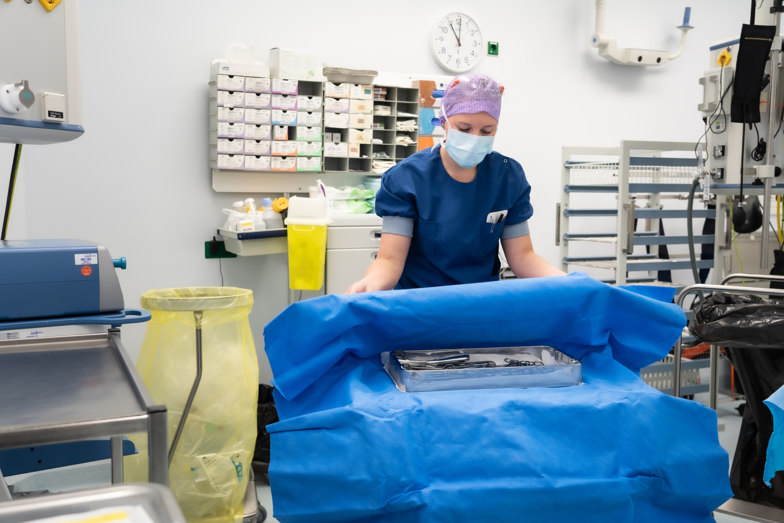 Op de operatiekamers van het BovenIJ worden de steriele doeken waarin de benodigde instrumenten zijn verpakt, vervolgens ingezameld door GP Groot inzameling en gerecycled voor hergebruik. (Foto Erik Boschman, Alkmaar)